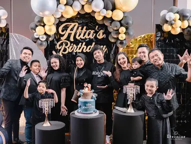 Kebersamaan Atta halilintar bersama keluarga dari pihak istrinya, Aurel Hermansyah. (Foto: Instagram/ aurelie.hermansyah)