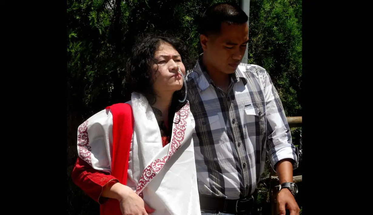 Sharmila yang dijuluki Wanita Besi dari Manipur didakwa pasal 309 Undang-Undang India atas percobaan bunuh diri dengan melakukan aksi mogok makan. (AFP PHOTO/STR)