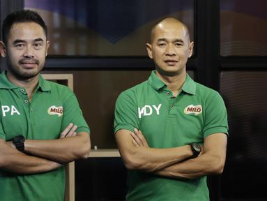 Mantan pemain Timnas Indonesia, Kurniawan Dwi Yulianto dan Ponaryo Astaman berpose saat mengunjungi kantor Bola.com di Jakarta, Kamis (28/2). Kunjungan tersebut dalam rangka sosialisasi acara MILO Football Championship 2019. (Bola.com/M Iqbal Ichsan)