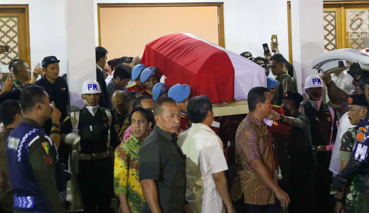Anggota Paspampres mengangkat peti jenazah Presiden RI ke-3 BJ Habibie di Rumah Duka RSPAD, Jakarta, Rabu (11/9/2019). Peti jenazah BJ Habibie diselimuti bendera Merah Putih untuk disemayamkan di rumah duka Patra Kuningan sebelum dimakamkan di TMP Kalibata. (Liputan6.com/Helmi Fithriansyah)