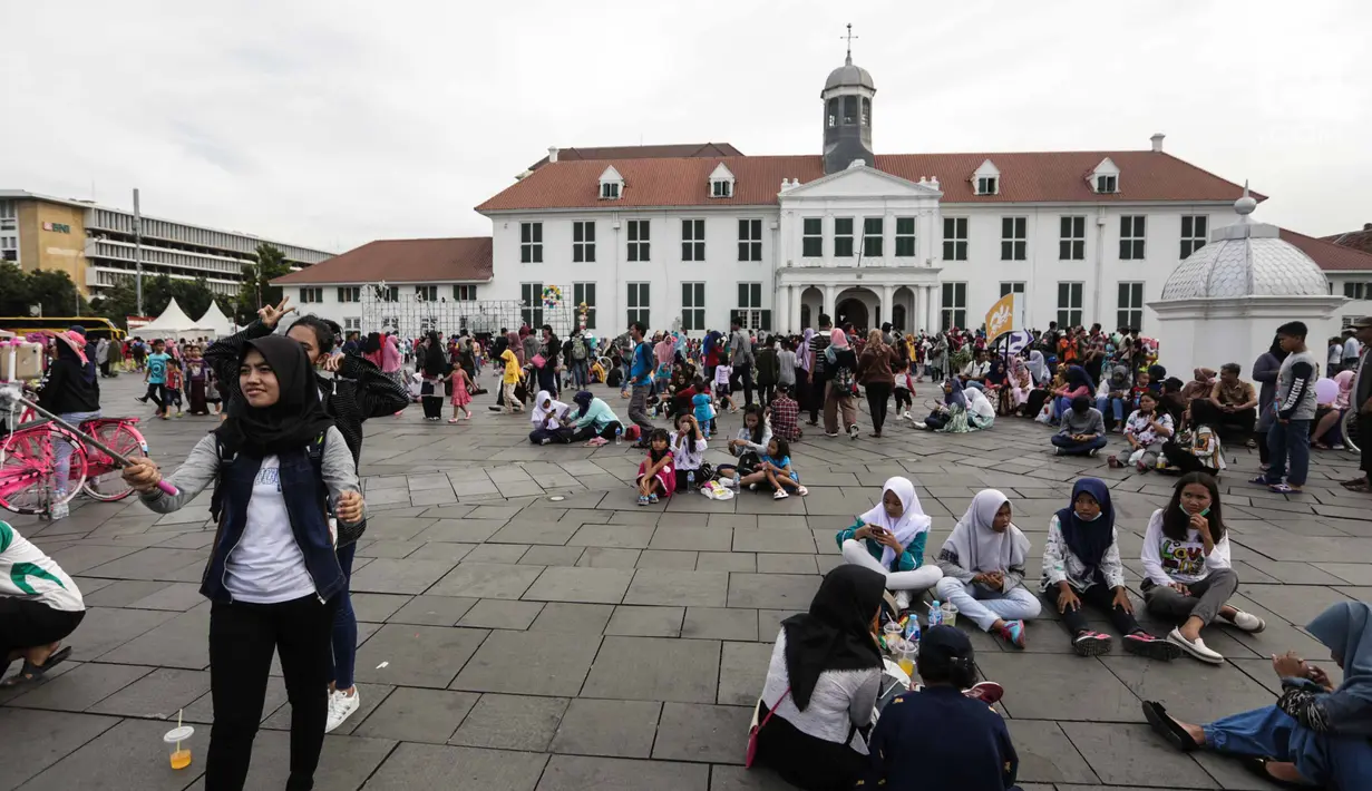 Sejumlah pengunjung memadati Kawasan Kota Tua, Jakarta, Selasa (26/12). Kota Tua saat liburan panjang menjadi pilihan warga Jakarta dan sekitarnya untuk berwisata menghabiskan masa libur Natal. (Liputan6.com/Faizal Fanani)