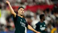 Pemain Arsenal Gabriel Martinelli melakukan selebrasi usai mencetak gol ke gawang Sevilla pada pertandingan sepak bola Grup B Liga Champions di Stadion Ramon Sanchez-Pizjuan, Seville, Spanyol, Selasa (24/10/2023). (AP Photo/Jose Breton)