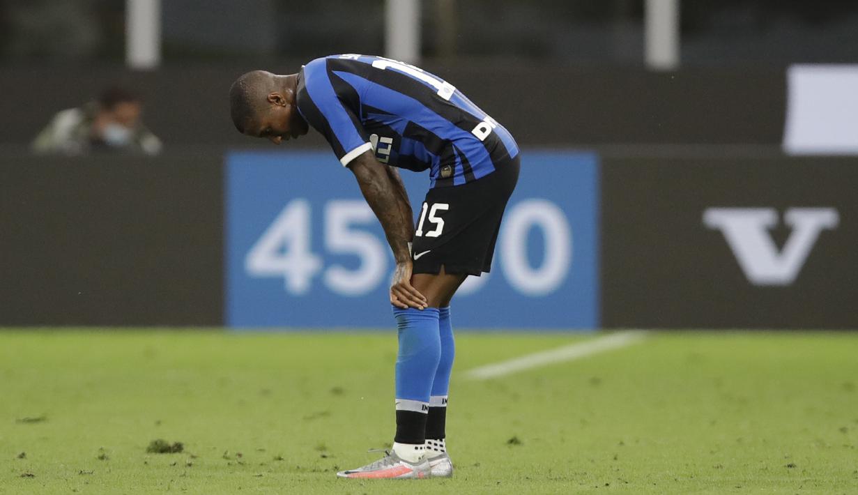 Bek Inter Milan, Ashley Young, tampak kecewa usai gagal mengalahkan Fiorentina pada laga Serie A di Stadion di Giuseppe Meazza, Rabu (22/7/2020). Kedua tim bermain imbang 0-0. (AP Photo/Luca Bruno)