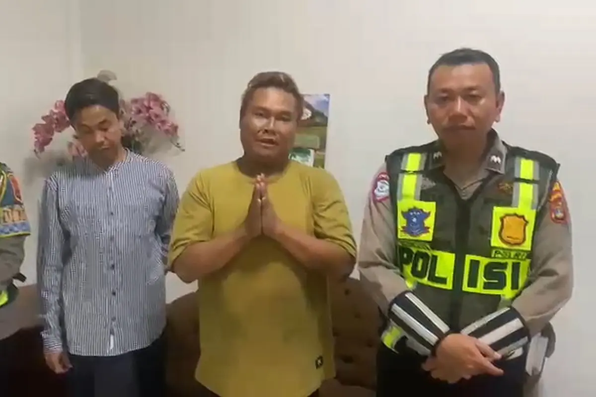 Kaos kuning, sopir bus Edi Putra bernama Agung meminta maaf karena ulahnya berkendara secara ugal-ugalan memuat warga ketakutan. (Dok. Istimewa).