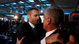 Aleksander Ceferin menerima ucapan dari rekan setelah dirinya terpilih sebagai presiden baru UEFA, Athena, Yunani, Rabu (14/9). Ceferin menggantikan Michel Platini yang mengundurkan diri akibat terlibat skandal suap FIFA. (Reuters/Alkis Konstantinidis)