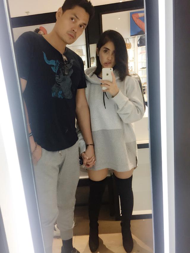 Jarang Tersorot, Ini 6 Momen Manis Eva Anindita dan Suami