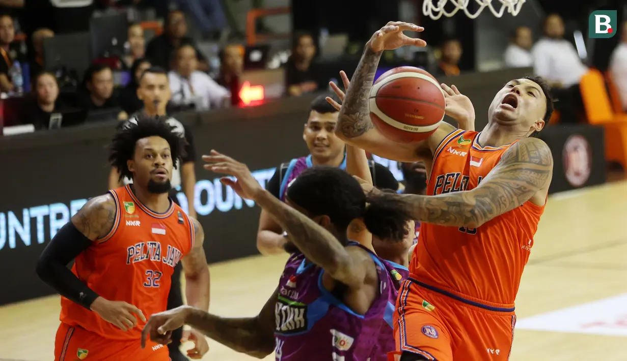 Pemain Pelita Jaya Jakarta, Brandon Jawato, saat melawan Amartha Hangtuah Jakarta pada laga lanjutan Indonesia Basketball League (IBL) 2024 di Gor Soemantri Brodjonegoro, Kuningan, Jakarta, Sabtu (18/5/2024). Pelita Jaya memetik kemenangan 93-84. (Bola.com/M Iqbal Ichsan)