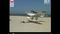 Mendebarkan, Pengunjung Pantai Nyaris Terserempet Pesawat