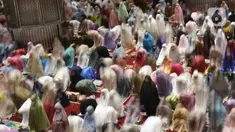 Umat Islam melaksanakan Sholat Tarawih pertama di Masjid Istiqlal Jakarta, Sabtu (2/4/2022). Sebagian besar umat muslim di Indonesia mulai melaksanakan Sholat Tarawih dan akan melaksanakan puasa Ramadhan 1443 Hijriah pada 2 April 2022. (Liputan6.com/Herman Zakharia)