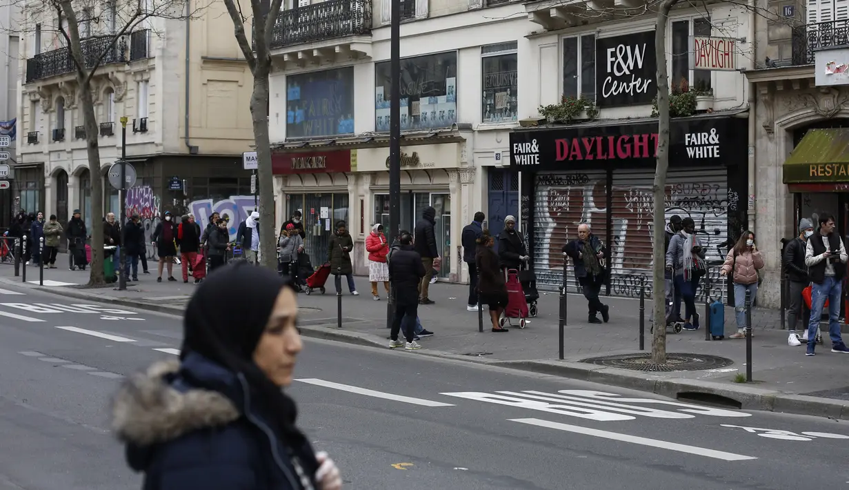 Warga melakukan social distancing atau menjaga jarak saat mengantre di sebuah supermarket di Paris, Prancis, Selasa (17/3/2020). Social distancing adalah cara terbaik untuk mencegah penyebaran virus corona COVID-19. (AP Photo/Thibault Camus)
