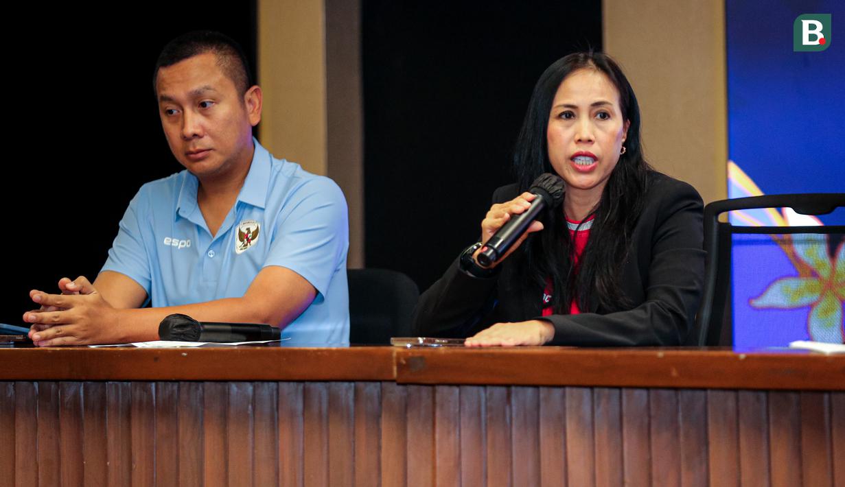 Exco PSSI Vivin Cahyani (kanan) memberikan keterangan di samping Manajer Timnas Indonesia Putri, Galih Dimuntur Kartasasmita saat konferensi pers mengenai perkembangan Timnas Indonesia Putri yang berlangsung di Stadion Utama Gelora Bung Karno (SUGBK), Senayan, Jakarta, Sabtu (21/09/2024). (Bola.com/Bagaskara Lazuardi)
