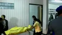 Keempat jenazah korban kebocoran ruang chamber di RS Mintoharjo dilarikan ke RS Polri.
