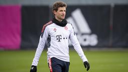 Penyerang Bayern Munchen Thomas Mueller menghadiri sesi latihan di Munich, Jerman, 15 Februari 2022. Bayern Munchen akan melakoni laga tandang melawan RB Salzburg di Red Bull Arena dalam leg pertama 16 besar Liga Champions, Kamis (17/2/2022) dini hari WIB. (Sven Hoppe/dpa via AP)
