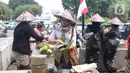 Sejumlah aktivis yang tergabung dalam aliansi perempuan bangkit melakukan aksi damai pada Hari Ibu di depan Istana, Jakarta, Minggu (22/12/2019). Dalam aksi tersebut mereka menyuarakan agar menyamakan hak-hak perempuan dan kesejahteraan. (Liputan6.com/Angga Yuniar)