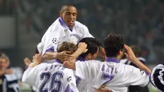 Seorang bek di era sepak bola modern tidak hanya dituntut sekedar menjaga sektor pertahanan semata. Ia juga harus bisa berkontribusi untuk menyerang, bahkan mencetak gol. Di Liga Champions, tercatat ada 6 bek tertajam dengan gol-golnya. Siapa saja? (Foto: AFP/Patrick Kovarik)