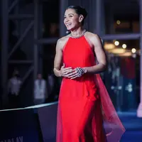 Lady in red. Adinia Wirasti memesona bergaunhalter merah Stella Rissa di karpet merah [@adiniawrst]