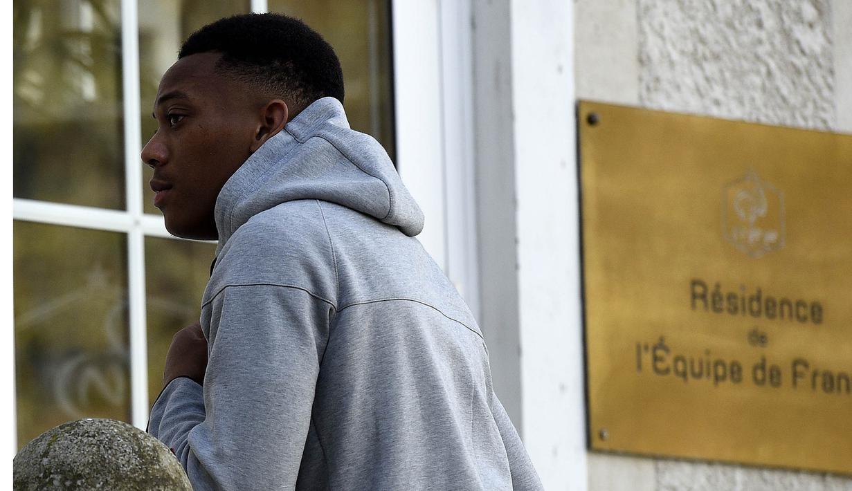 Pemain MU, Anthony Martial ketika akan mengikuti pemusatan latihan bersama timnas Prancis jelang ujicoba menghadapi Jerman di Yvelines, Prancis, Senin (9/11/2015). (AFP Photo/Frank Fife)