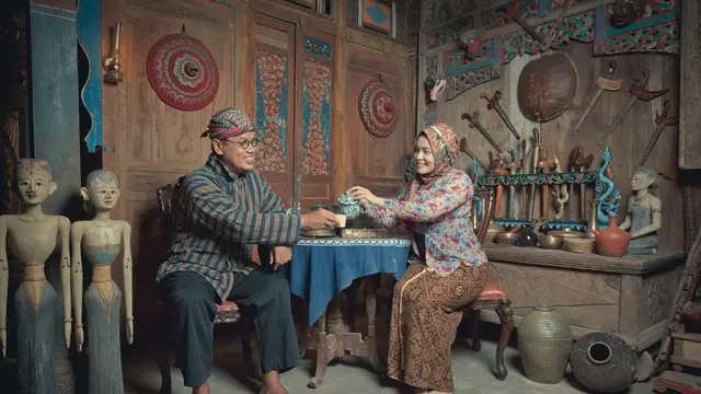 Potret Keluarga Uya Kuya Pakai Busana Tradisional Jawa. (Sumber: Instagram/astridkuya)