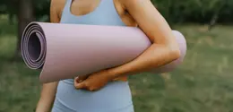 Memilih matras yoga yang tepat sangat penting untuk mengoptimalkan latihan Anda. [Dok/Pexels.com/olia danilevich].