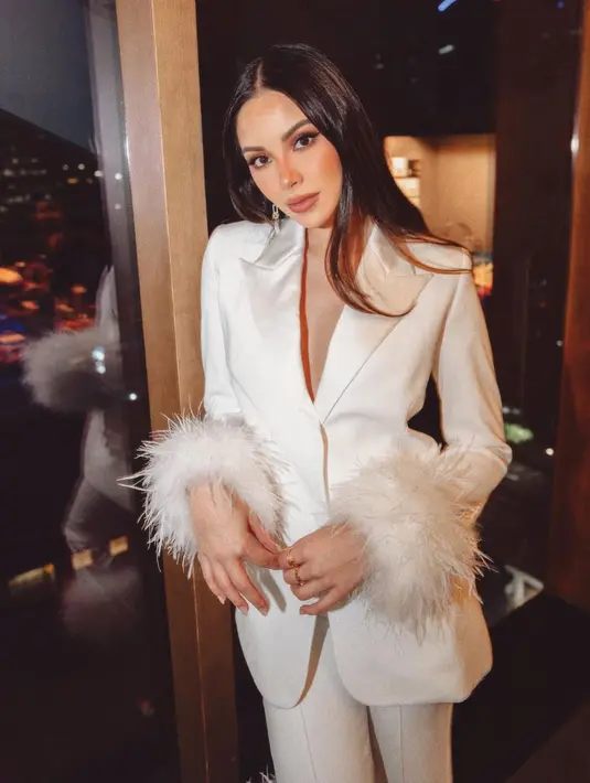 Alyssa Daguise dalam tampilan formal look. Ia mengenakan blazer putih dengan ujung lengan yang berbulu dan celana panjang putih yang serasi. [Foto: Instagram/alyssadaguise]