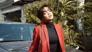 <p>One set red blazer akan menampilkan sisi tegasmu, lho.&nbsp;(instagram/fuji_an)</p>