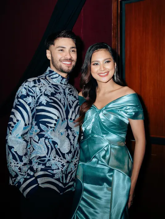 Penampilan Indah Permatasari nampak serasi di samping Refal Hady yang kenakan kemeja batik [@indahpermatas]