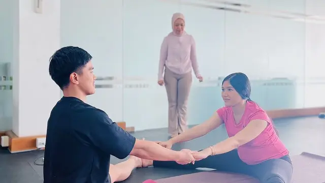 Erina Gudono Lakukan Prenatal Yoga. [@jamilatus.sadiyah]