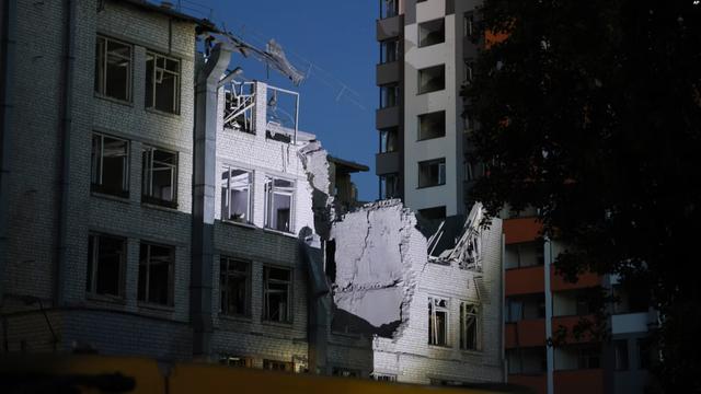 Bangunan yang dirusak oleh drone yang ditembak jatuh saat Rusia melakukan serangan semalam, di Kiev, Ukraina, Kamis, 1 Juni 2023. (AP)