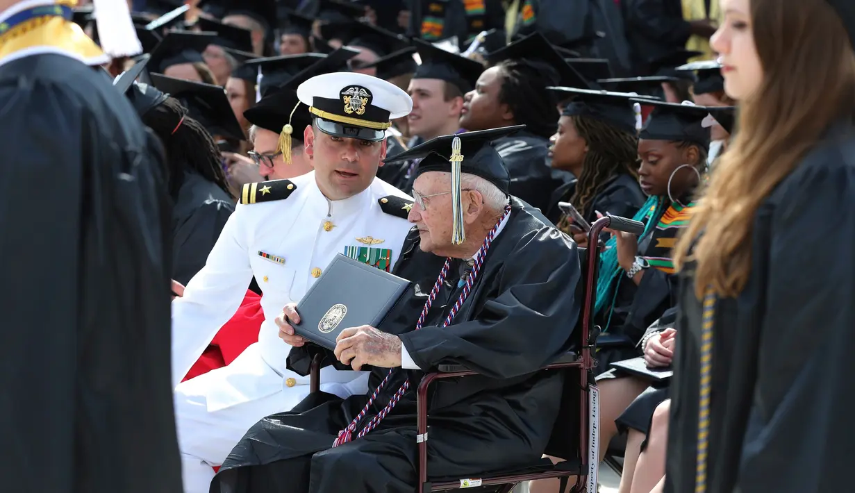 Veteran Perang Dunia II, Bob Barger (96) mengikuti upacara kelulusan di University of Toledo, Ohio, 5 Mei 2018. Bob Barger bergabung dengan lebih dari 3.000 lulusan yang lebih muda darinya, untuk menerima gelar diplomanya (AP/Carlos Osorio)
