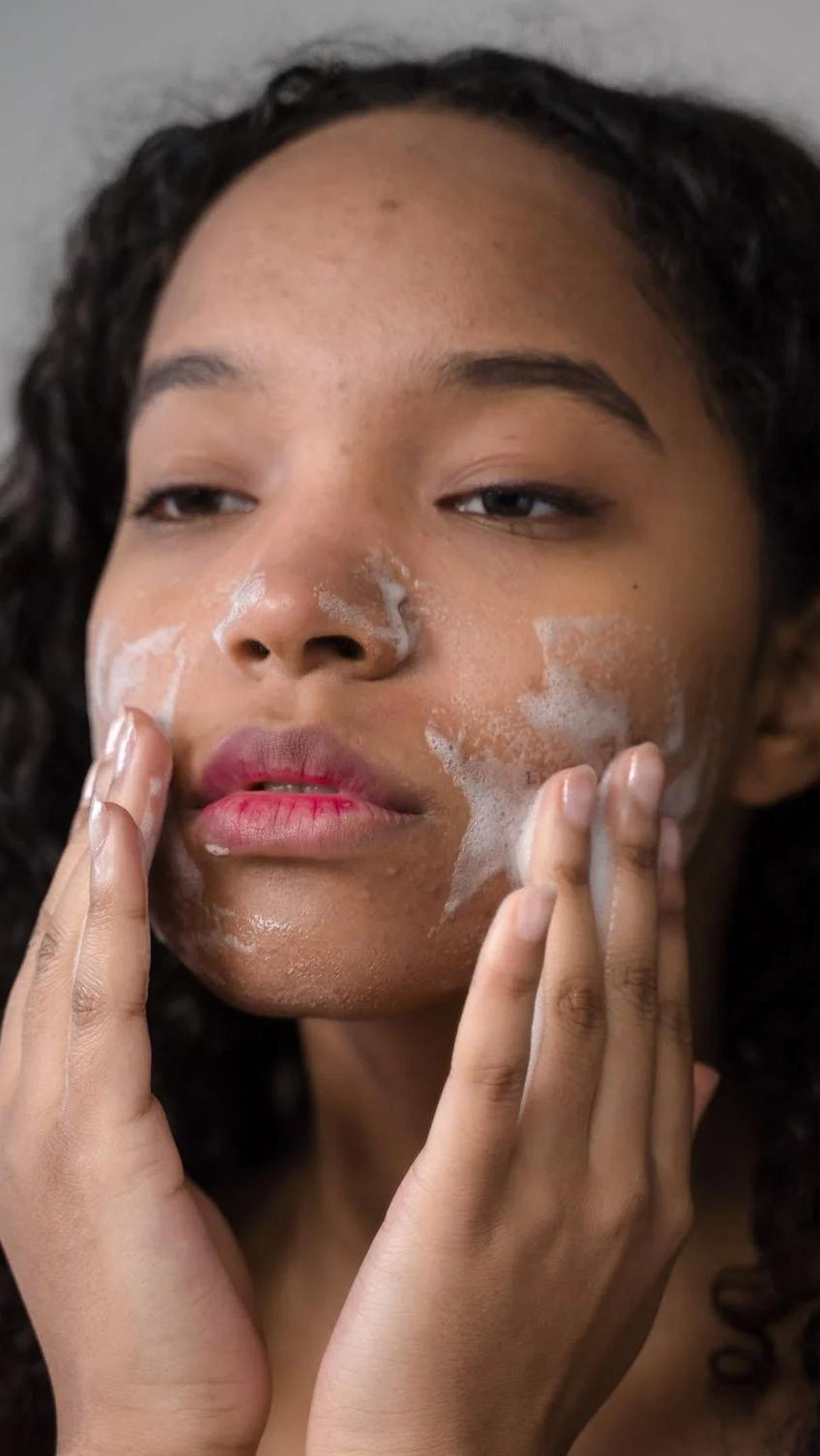 Membersihkan wajah merupakan salah satu rutinitas penting yang tak boleh diabaikan oleh siapa pun. Ini adalah langkah kunci untuk menjaga kesehatan dan kecantikan kulit kita, terutama setelah seharian beraktivitas atau menggunakan makeup.&nbsp;