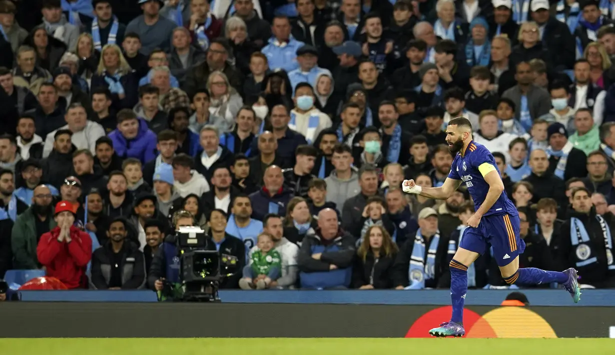 <p>Penyerang Real Madrid, Karim Benzema berselebrasi usai mencetak gol ke gawang Manchester City pada pertandingan leg pertama semifinal Liga Champions di stadion Etihad di Manchester, Inggris, Rabu (27/4/2022). City menang atas Madrid 4-3. (AP Photo/Dave Thompson)</p>