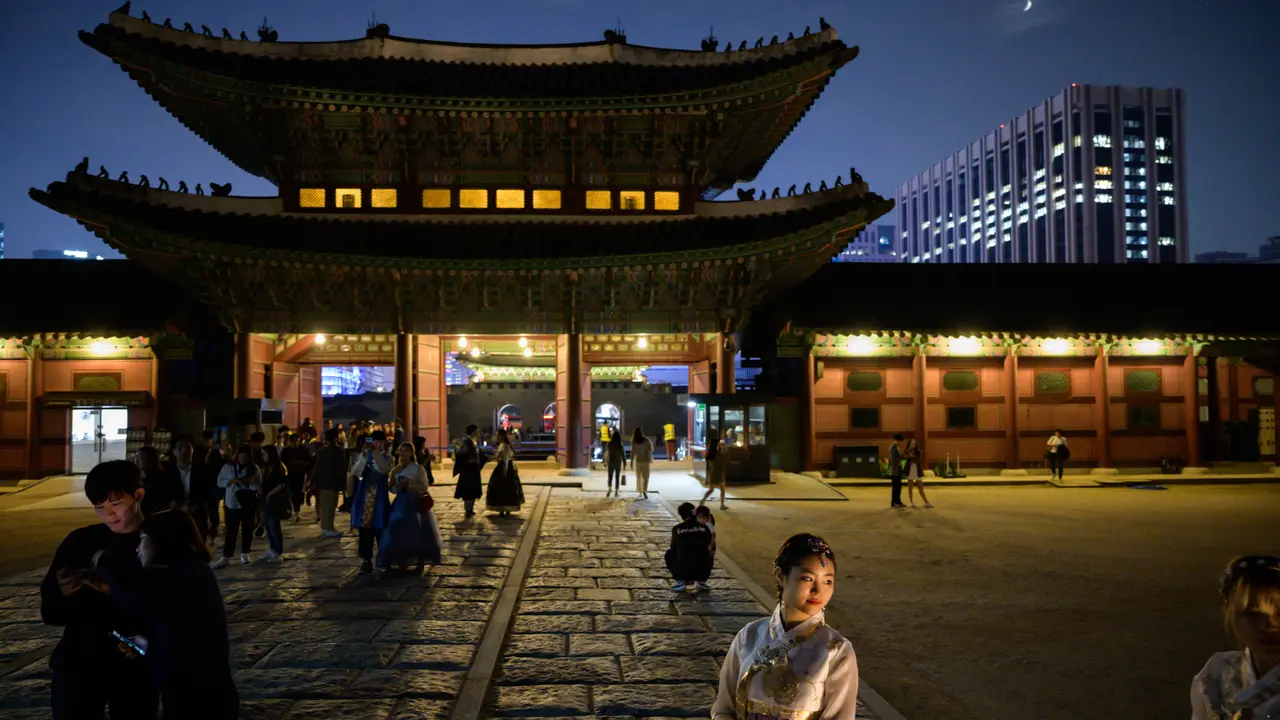 Istana Gyeongbokgung Seoul di Kala Malam