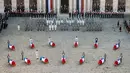 Prajurit  berdiri dekat peti jenazah tentara Prancis yang tewas dalam kecelakaan helikopter di Mali, Paris, Senin (2/12/2019). Sebanyak 13 tentara tewas setelah dua helikopter yang ditumpangi bertabrakan dalam operasi melawan miltan di Mali. (Eliot Blondet/Pool via AP)