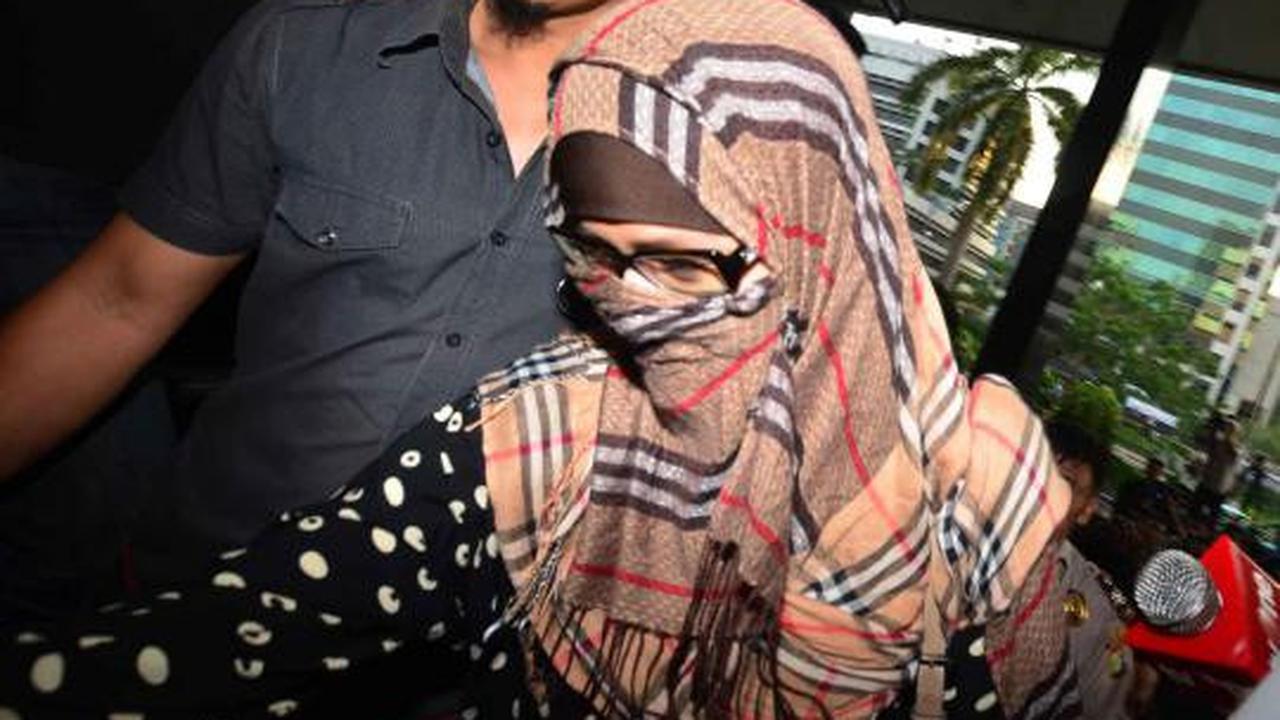 Neneng tutupi wajahnya saat tiba di KPK