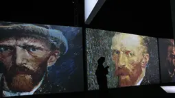 Seorang pengunjung wanita melihat-lihat lukisan Vincent van Gogh versi digital di Dubai, Uni Emirat Arab, Minggu (11/3). Pameran ini bertema Van Gogh Alive. (AP Photo/Kamran Jebreili)