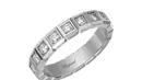 Selanjutnya ada  cincin Chopard “Ice Cube” , tersedia dalam emas putih, dengan kisaran harga mulai dari $1.020 hingga $1.770 . Cincin ini dikenal karena desainnya yang modern, menampilkan garis-garis bersih dan bentuk geometris yang mewujudkan keanggunan kontemporer. [Dok/Time International].