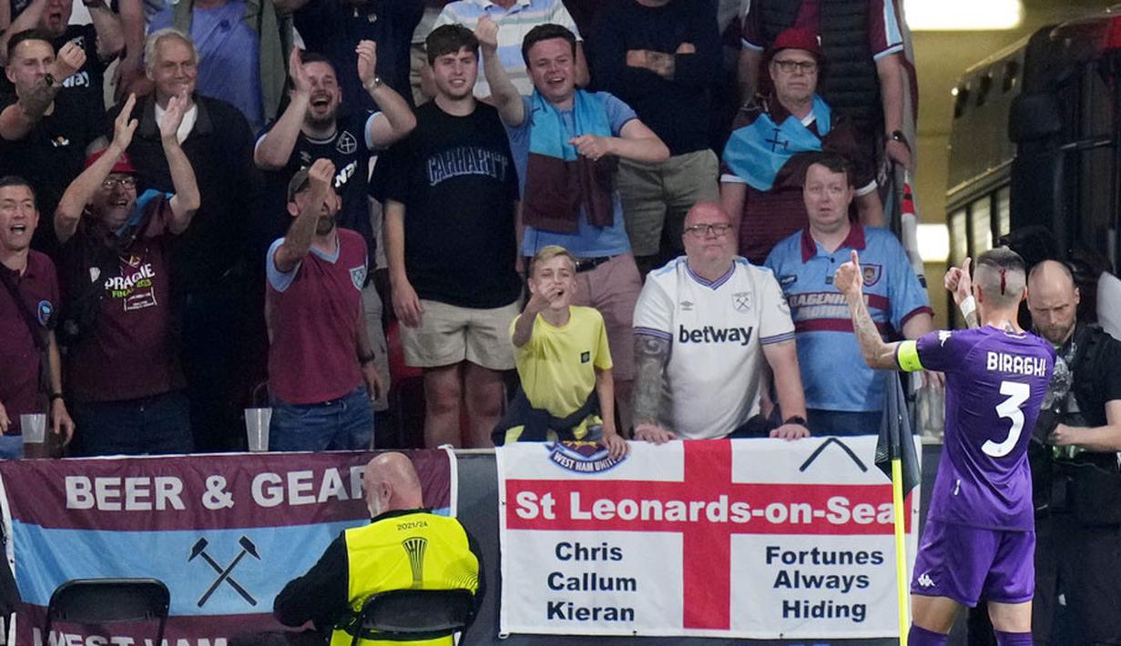 Pemain Fiorentina, Cristiano Biraghi, menghampiri dan memberi aplaus setelah insiden pelemparan benda dari tribun suporter West Ham United pada laga final UEFA Europa Conference League di Stadion Eden Arena, Kamis (8/6/2023). Fiorentina takluk dengan skor 1-2. (AP Photo/Petr David Josek)
