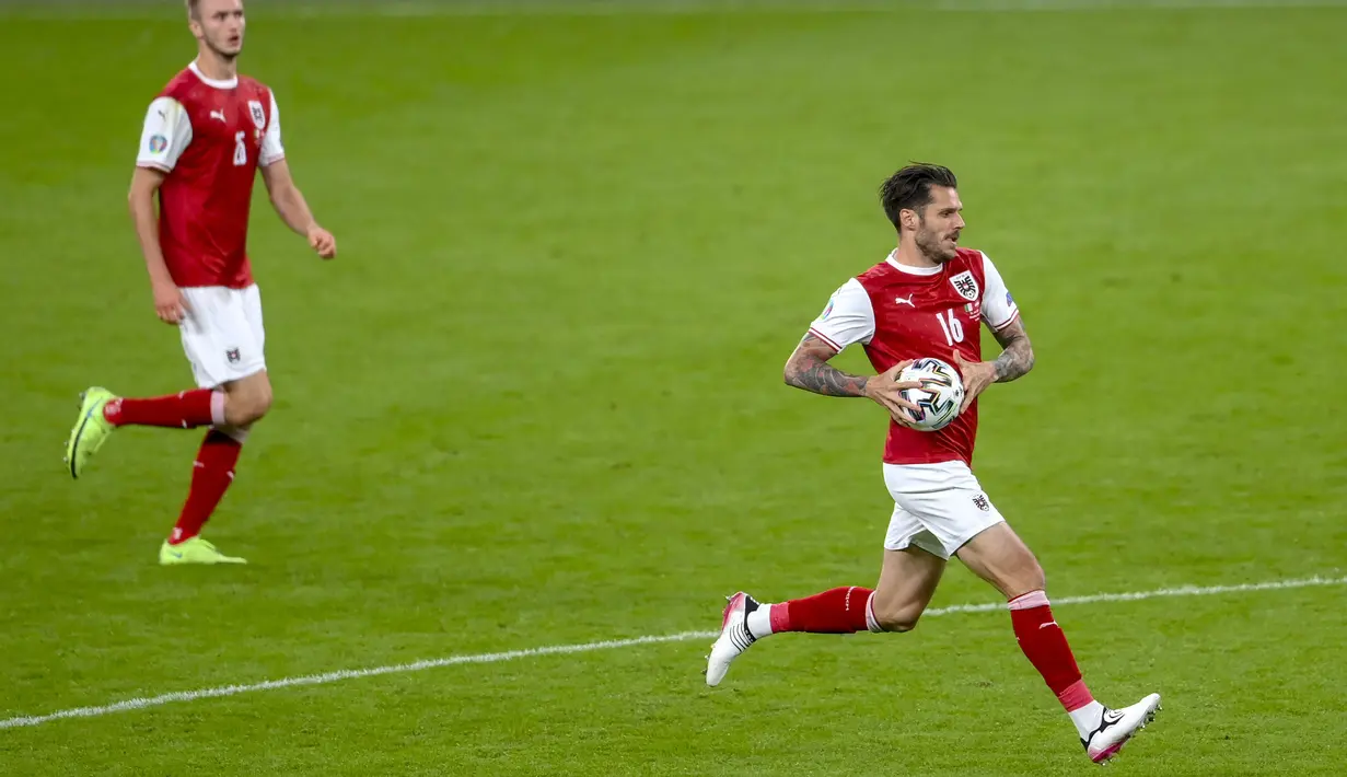 Austria mencoba bangkit lewat Sasa Kalajdzic di menit ke-144. Sepak pojok Schaub berhasil ia lesatkan lewat tandukannya membobol gawang Italia. Skor berubah menjadi 2-1. (Foto:AP/Pool/Laurence Griffiths)