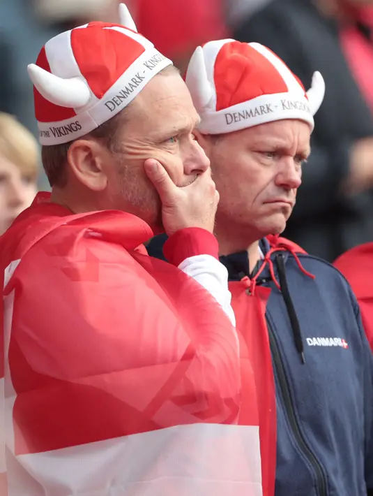Reaksi seorang fans setelah gelandang timnas Denmark, Christian Eriksen pingsan di lapangan pada laga Denmark vs Finlandia di Grup B Euro 2020 di Parken Stadium, Copenhagen, Sabtu (12/6/2021). Eriksen saat ini telah dalam kondisi stabil, seperti diumumkan UEFA (HANNAH MCKAY/various sources/AFP)