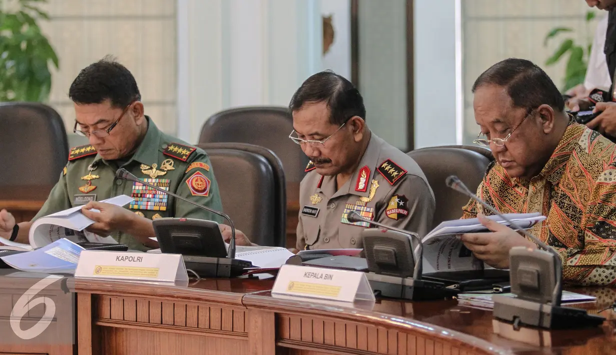 Kiri-kanan : Moeldoko, Badrodin Haiti dan Marciano Norman saat menghadiri sidang kabinet paripurna, Jakarta, Senin (6/7/2015). Sidang tersebut membahas Draft Nota Keuangan dan Postur RAPBN 2016 dan Persiapan Lebaran 2015. (Liputan6.com/Faizal Fanani)