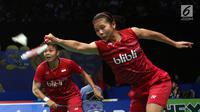 Ganda Putri Indonesia, Greysia Polii/Apriyani Rahayu mengembalikan kok ke arah Chang Ye Na/Lee So Hee (Korsel) di Babak Kedua Indonesia Open 2017, Jakarta, Kamis (15/6). Greysia/Apriyani kalah 18-21, 14-21. (Liputan6.com/Helmi Fithriansyah)
