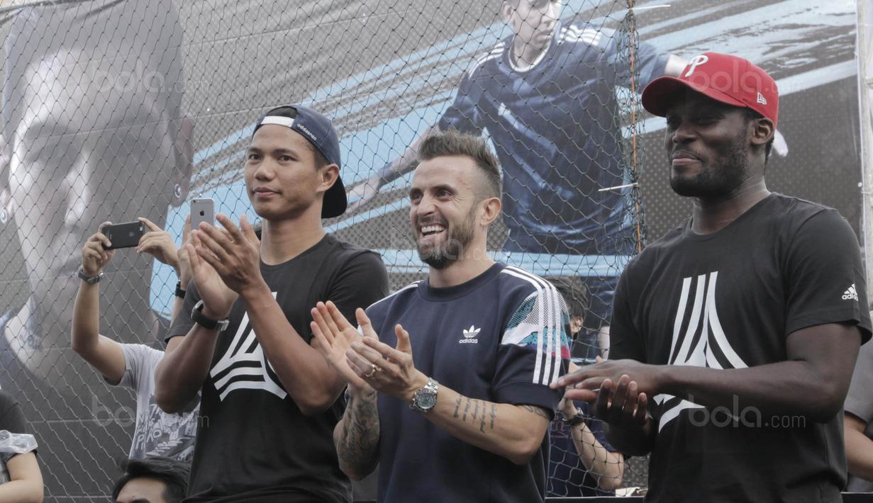 Bintang liga 1, Michael Essien, Paulo Sergio dan Achmad Jufriyanto menghadiri turnamen Adidas Tango League di Senayan City, Jakarta, Minggu (13/8/2017). Acara ini merupakan bagian dari peluncuran sepatu anyar Adidas. (Bola.com/M Iqbal Ichsan)