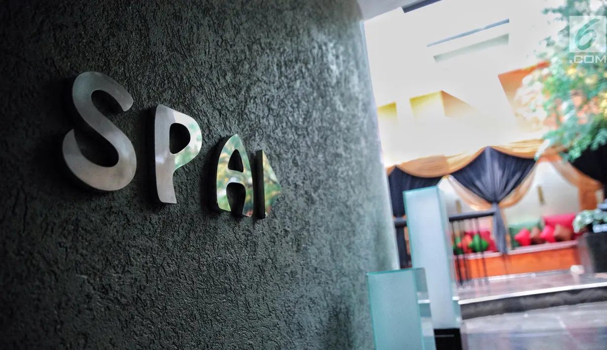 Petunjuk yang memperlihatkan arah menuju ruang SPA di lantai tujuh Hotel Alexis, Jakarta, Selasa (31/10). Untuk menuju tempat pijat dan spa, harus menaiki sebuah tangga melingkar setengah lingkaran. (Liputan6.com/Faizal Fanani)