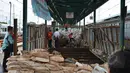 Pengerjaan proyek terowongan pejalan kaki di peron Stasiun Manggarai, Jakarta, Kamis (12/3/2015). Pembangunan terowongan tersebut untuk memudahkan penumpang berpindah kereta antara peron. (Liputan6.com/Faizal Fanani)