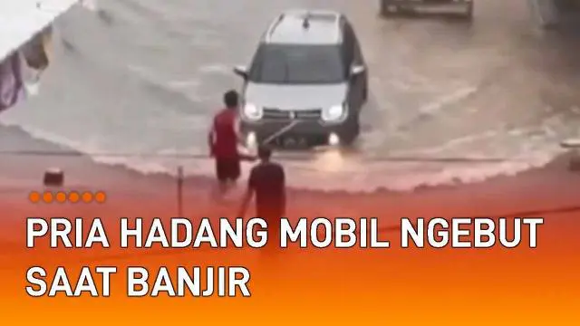 Momen menegangkan terekam kamera warga kala jalanan pemukiman banjir. Sebuah mobil melaju cukup kencang hingga menimbulkan gelombang air yang tinggi. Aksi nekat mobil itu mendapat respon keras dari dua penduduk sekitar.