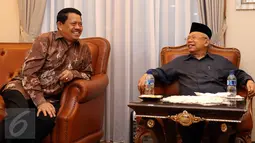 Ketua MUI Ma'ruf Amin (kanan) jelang memberi keterangan bersama Kapolri Tito Karnavian di Jakarta, Selasa (20/12). Keterangan terkait fatwa MUI tentang penggunaan atribut keagamaan non-Muslim. (Liputan6.com/Helmi Fithriansyah)