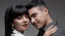 Bahkan keduanya juga tampak memukau dalam balutan busana formal dengan nuansa kontras.  [Foto: Instagram/ Aurelie Moeremans]