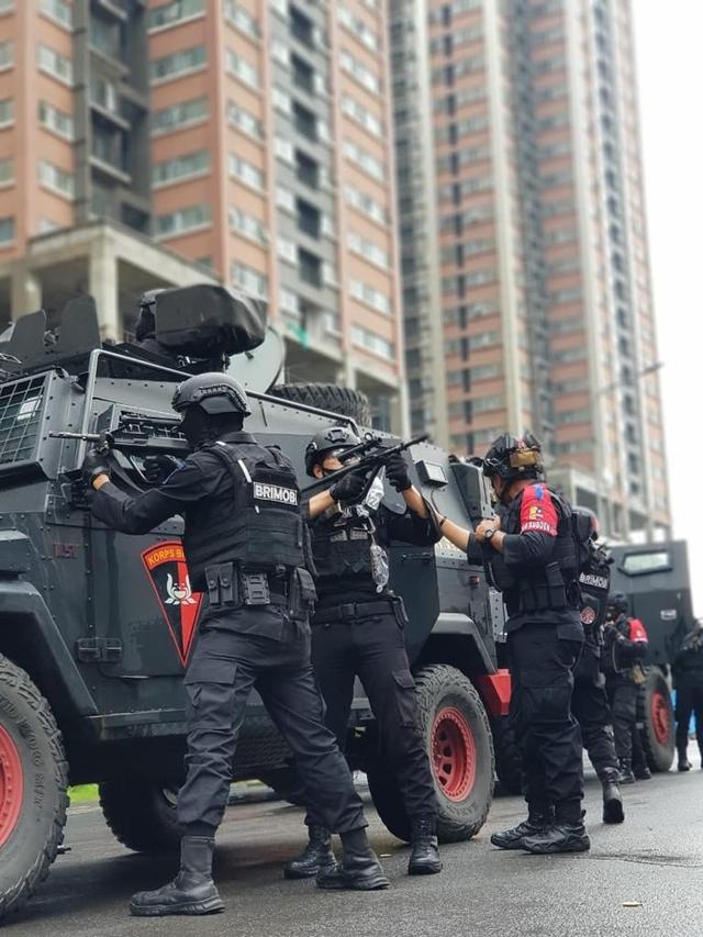 Pasukan Gegana KorBrimob Polri melakukan latihan besar-besaran di Distrik 1 Meikarta, Lippo Cikarang, Sabtu (20/2/2021).