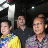 Raffi pun tak bisa berlama-lama lantaran dirinya ada kegiatan lain. Kasus yang menimpa Raffi Ahmad kiranya dapat menjadi pembelajaran bagi para publik figur agar dapat berhati-hati dan menghargai segala bentuk profesi. (Andy Masela/Bintang.com)