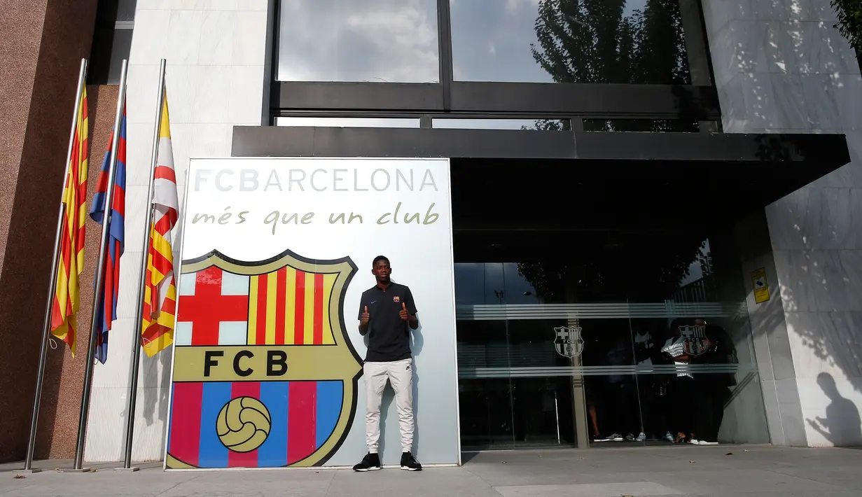 Pemain asal Prancis, Ousmane Dembele berpose saat saat sesi perkenalan di luar Stadion Camp Nou, Barcelona, Spanyol, (27/8). Barcelona resmi mendatangkan Dembele dengan nilai kontrak mencapai 147 juta euro. (AP Photo / Manu Fernandez)